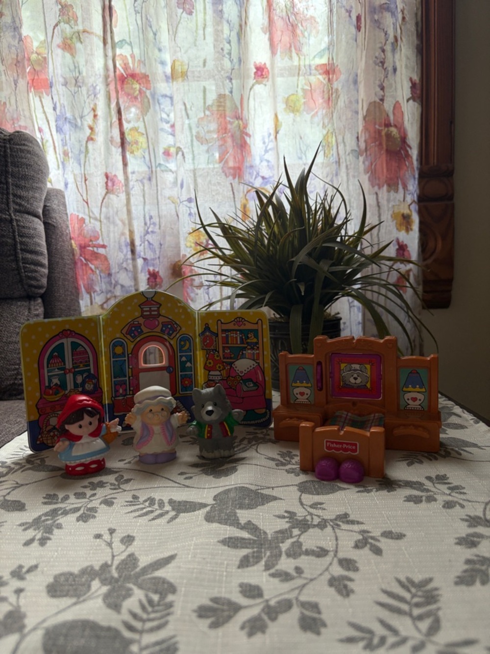 Fisher-Price Avon 1999 Little People “Little Red Riding Hood” Playset